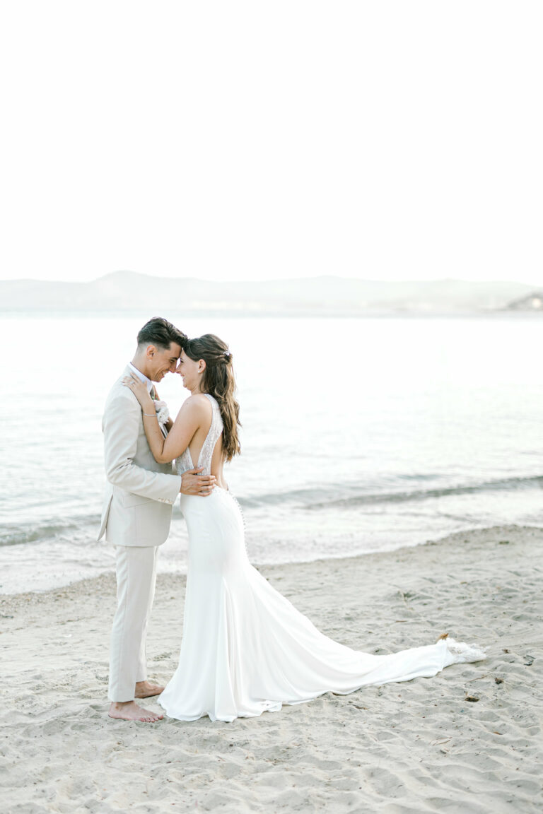 Shades waves: couple at sea wedding