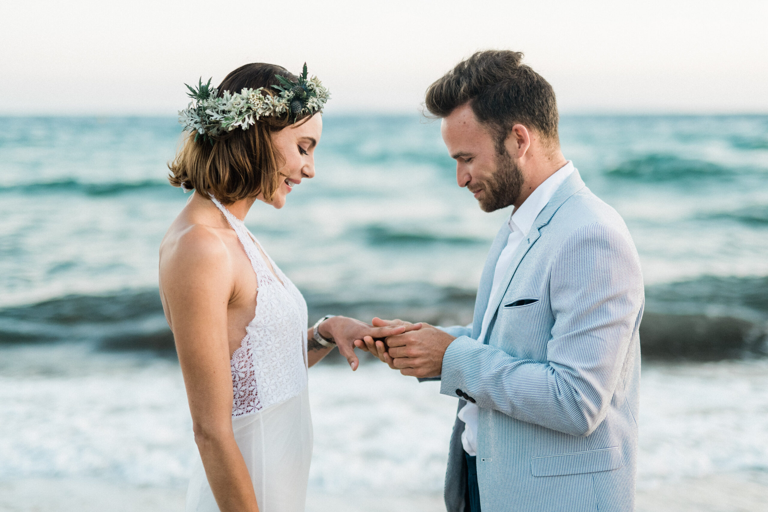 Les 20 plus beaux lieux de mariage dans le Var: couple devant la mer