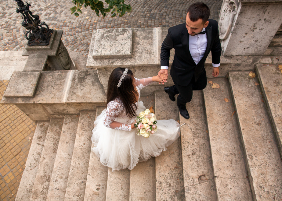 Les 20 plus beaux lieux de mariage dans le Var : un couple de jeunes mariés monte des marches
