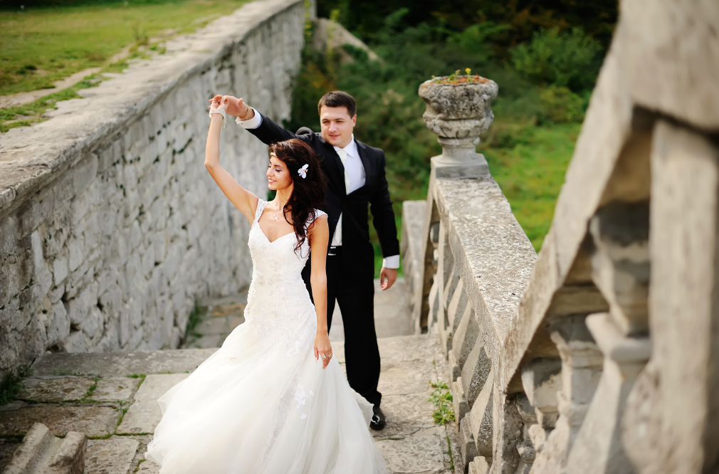 Wedding venues in the Var: Bride and groom on a medieval staircase 
