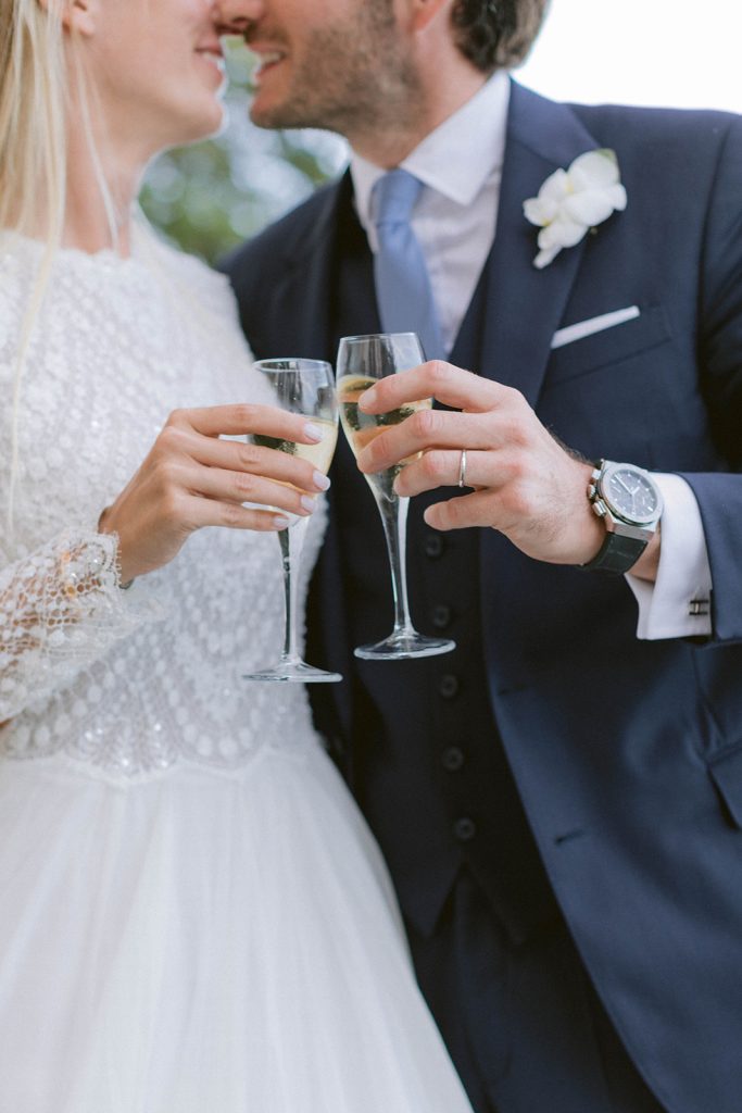 Wedding planner: Champagne with the bride and groom