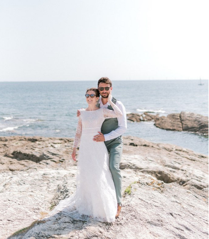 Wedding trends: couple in front of the sea