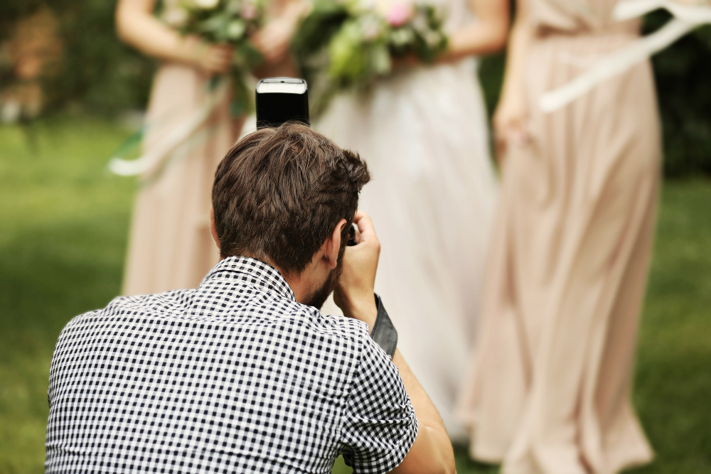 Photographe de mariage en train de prendre la mariée et les demoiselles d'honneur en photo