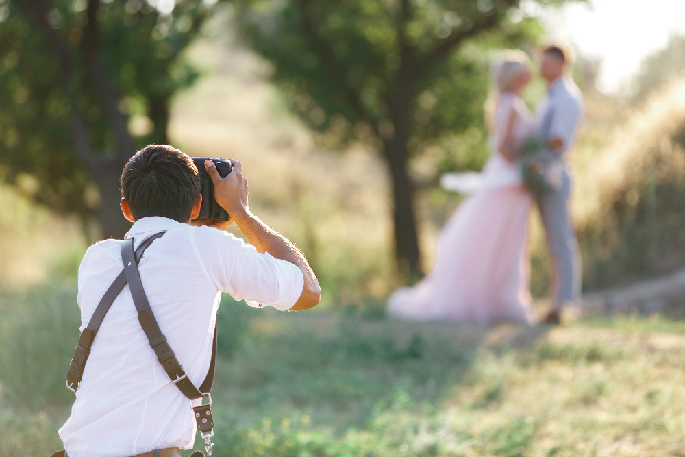 Photographe de mariage en train de photographier un couple