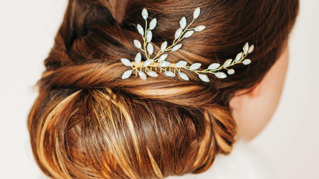 Coiffure de mariée : chignon bas avec un peigne 