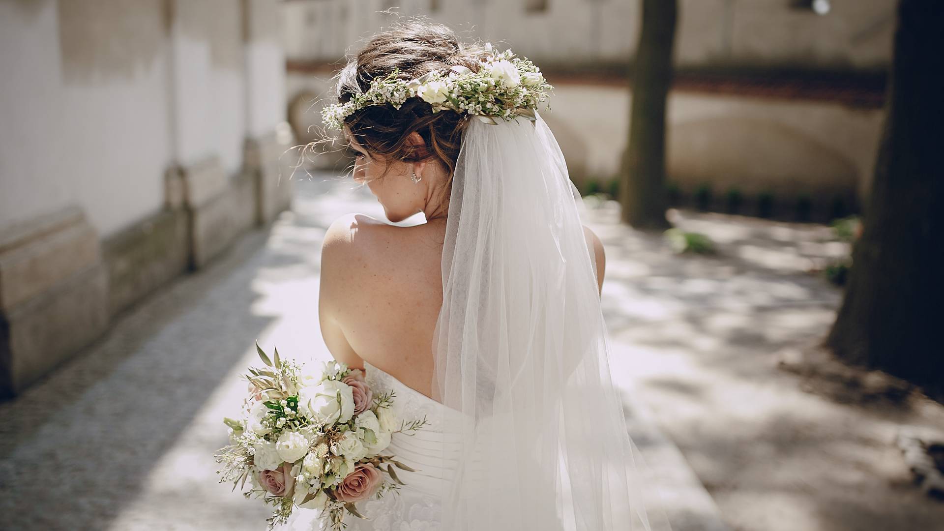 Le chignon bohème couronné de fleurs