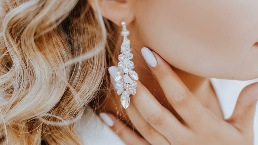 Jewelry for short wedding dresses