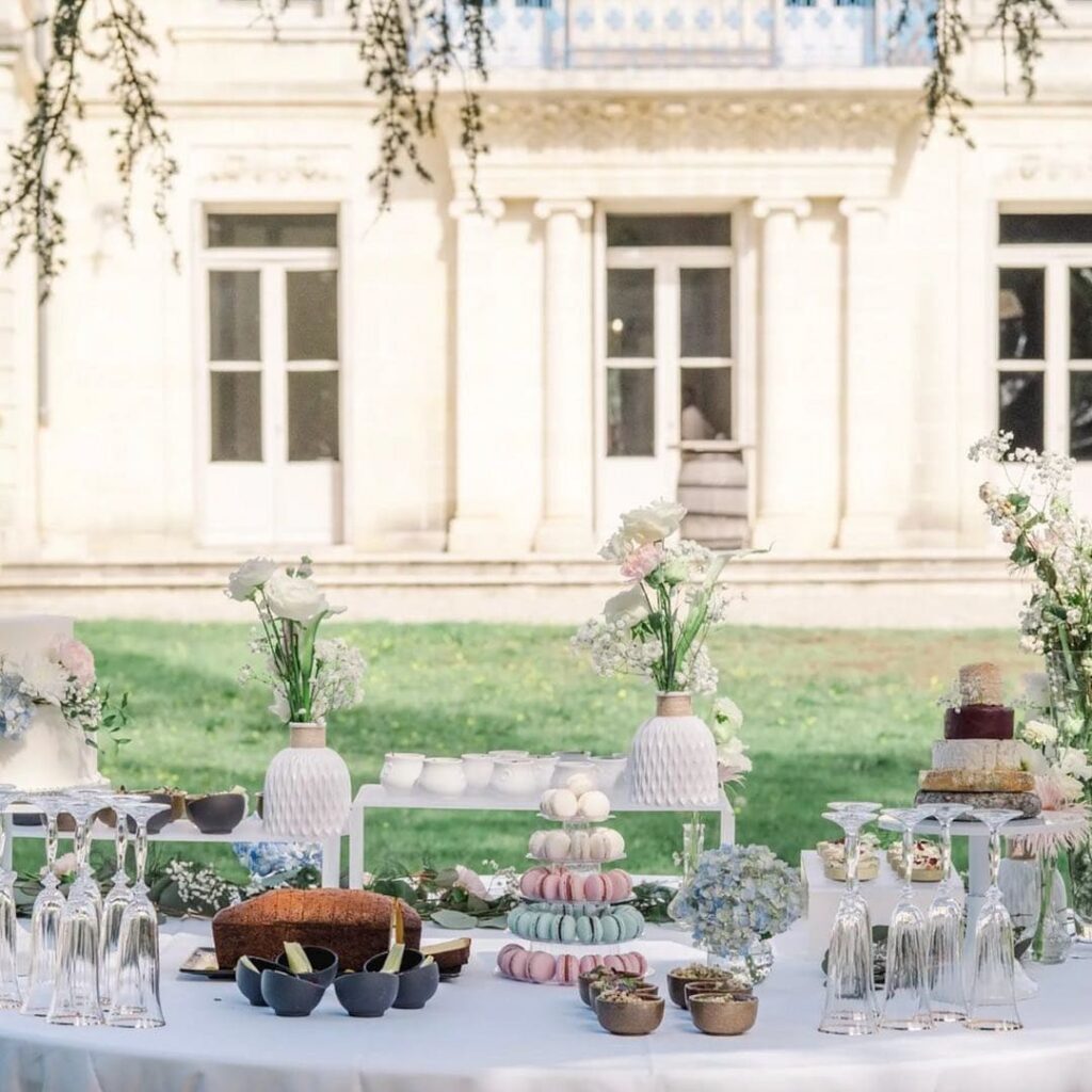 Buffet et décoration florale au Château La Chèze