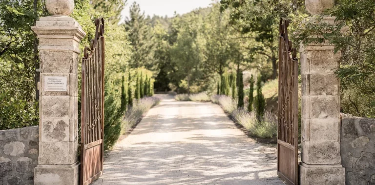 Shades Waves vous propose l'organisation de votre mariage au Mas des Cinq Fontaines