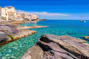 Vue de la Corse avec la mer et un bateau