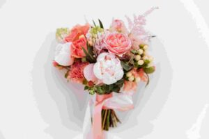 Bouquet de mariage avec des fleurs blanches, roses et touches de vert