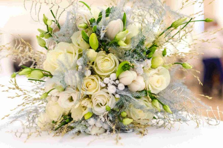 Bouquet de fleurs de mariage élégant en fleurs blanches et feuillage vert