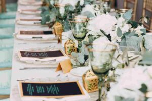 Décoration florale de mariage sur table avec menu intégré