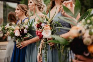 Demoiselles d'honneur avec bouquets de fleurs assortis en main