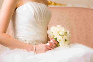 Mariée tenant un bouquet de fleurs blanches, symbole de pureté et d'élégance