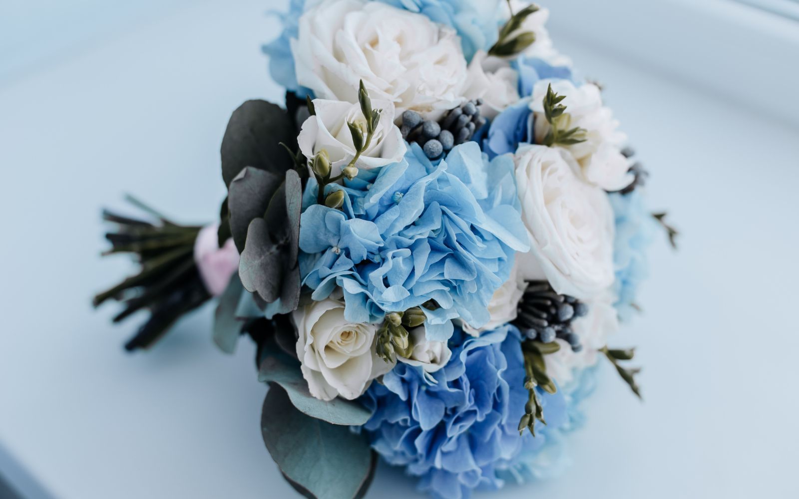 Superbe bouquet de fleurs de mariage aux nuances bleues et blanches, idéal pour une touche originale et sophistiquée.