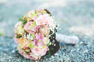 Bouquet de mariée champêtre composé de fleurs sauvages et de feuillages naturels