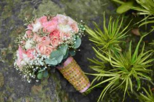 Bouquet de mariée rond aux teintes pastel pour une cérémonie romantique.