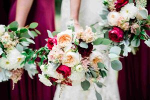 Bouquet de mariée moderne avec des nuances vibrantes et un design minimaliste