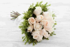 Bouquet de mariée sophistiqué avec des fleurs blanches et des touches vertes