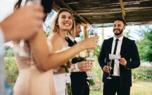 Un marié lisant un discours de mariage