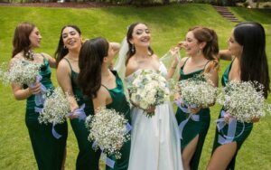 Demoiselles d'honneur en vert accompagnant la mariée avec un bouquet champêtre