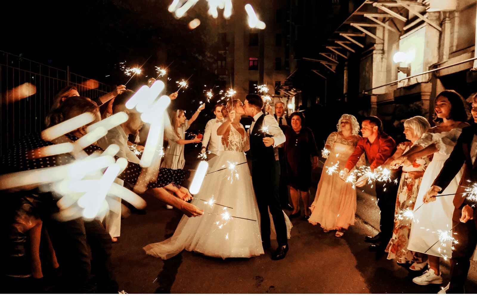 Une sortie de mariage féerique sous des étincelles, une des grandes tendances wedding du moment.