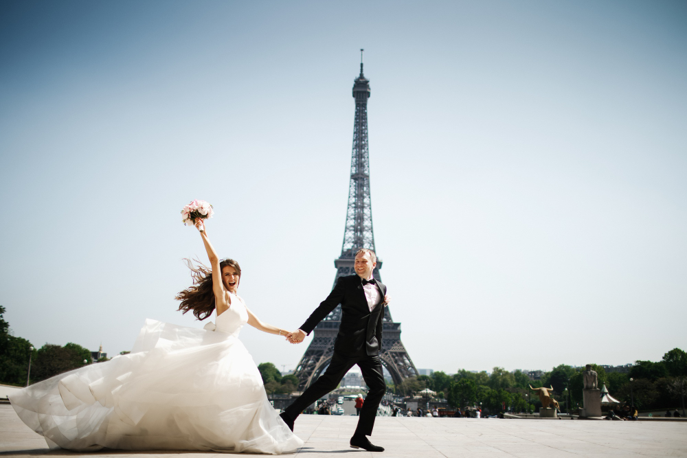 Se marier en France : photo d'un couple de mariés devant la Tour Effeil