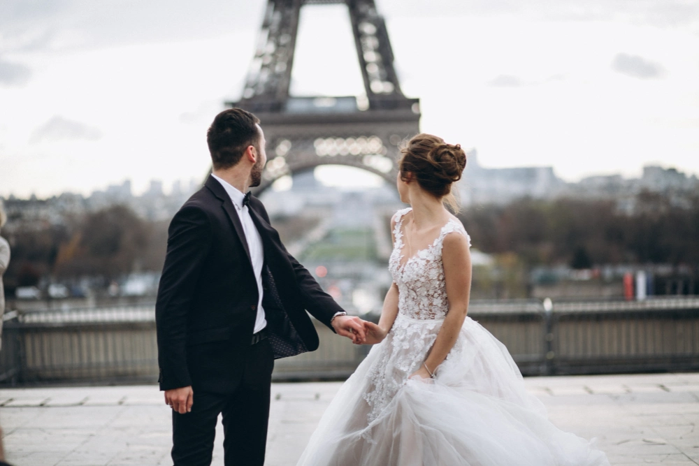 Couple de maries devant la tour Effeil
