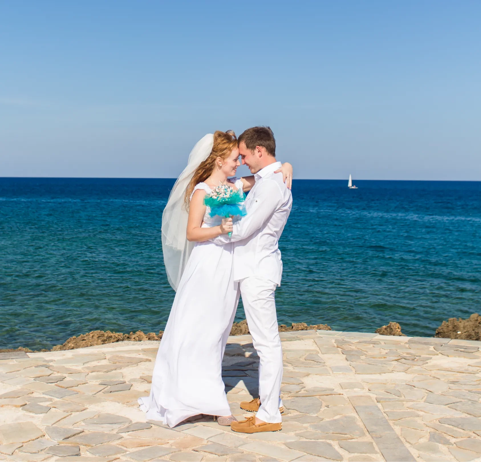 Se marier en France : un couple de mariés au bord de la mer sur la Côte d'Azur