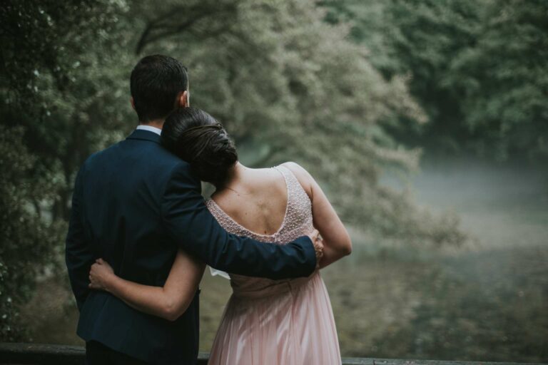 "Wedding blues", le blues des mariés après le jour J 1 Couple de marié se tenant dans les bras l'un de l'autre regardant la nature