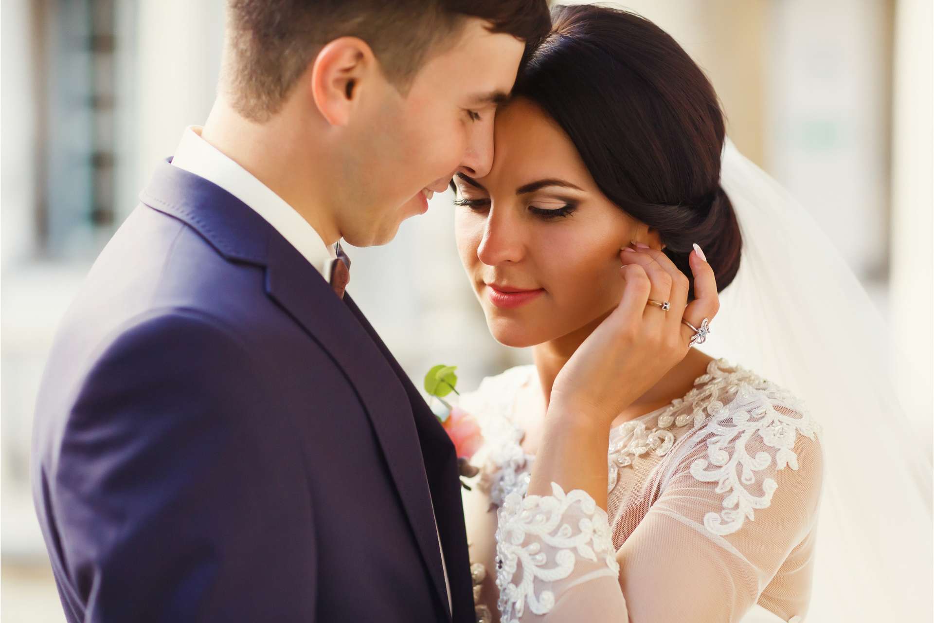 Un couple de marié se regardant dans les yeux