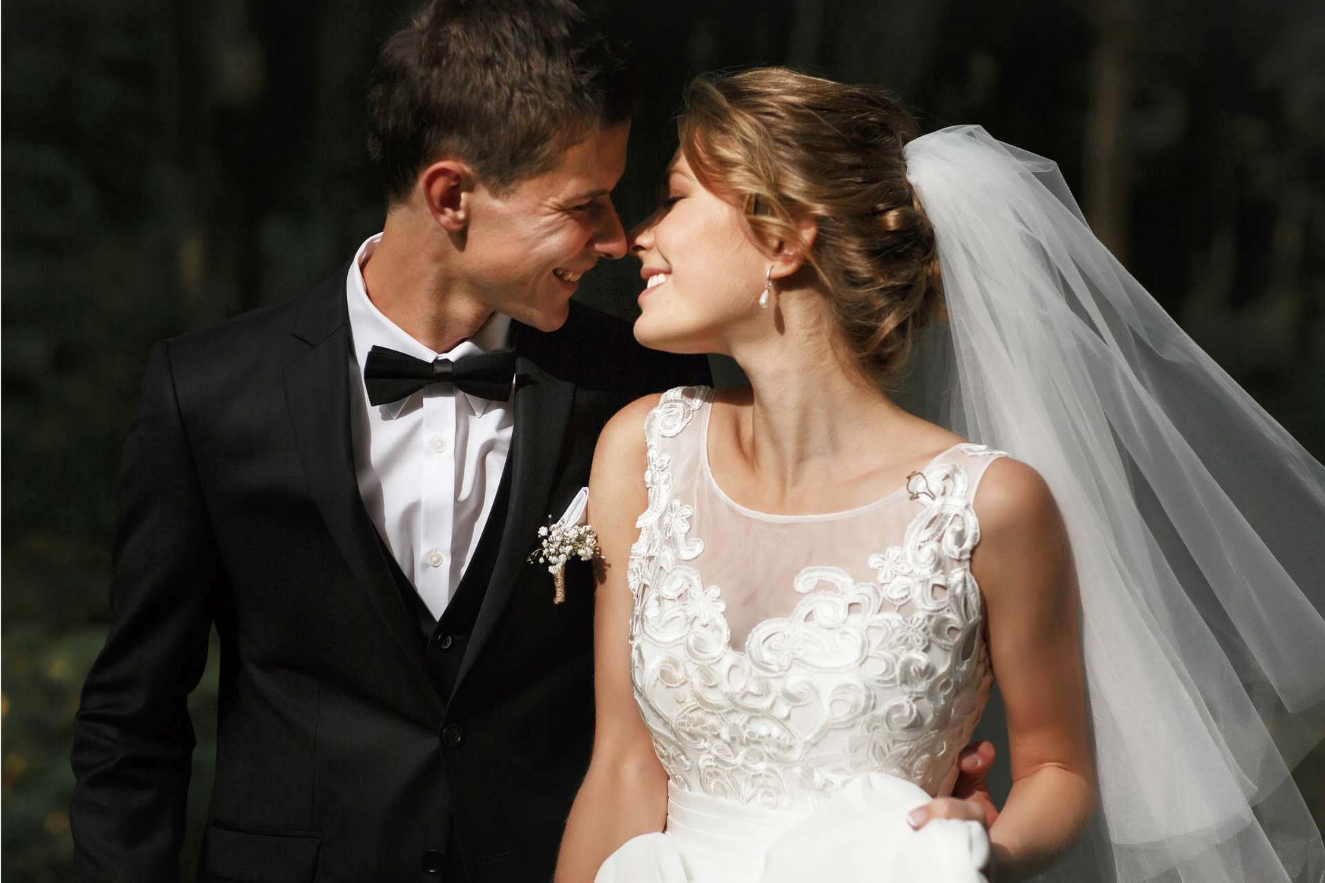 Un nouveau couple marié heureux